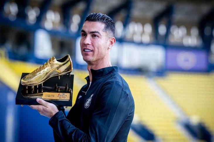 كريستيانو رونالدو يتوج بجائزة أفضل هداف في الدوري السعودي